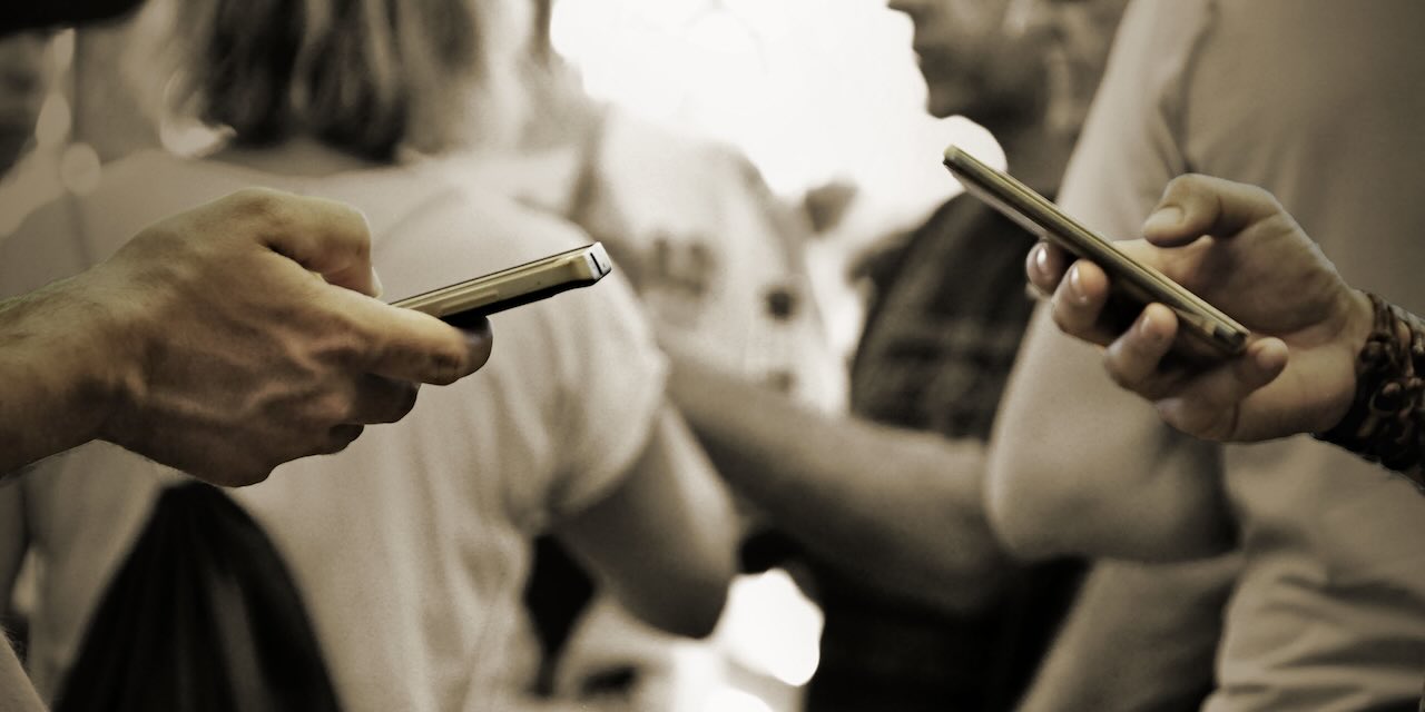 Ne vivre que sur les réseaux sociaux